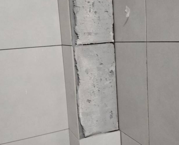 赣州瓷砖空鼓维修公司分享下瓷砖施工前基层浇水润湿程度不足，可能导致以下问题